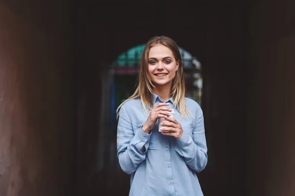 Mooie vrouw lifestyle ontwerp straat lopen plezier — Stockfoto