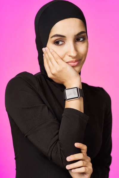 穿黑色头巾的穆斯林女人聪明的手表科技娱乐 — 图库照片