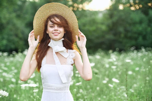 Mujer alegre en un vestido blanco en la naturaleza flores caminar —  Fotos de Stock