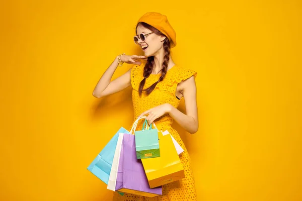 Glimlachende vrouw met veelkleurige tassen poseren geïsoleerde achtergrond — Stockfoto