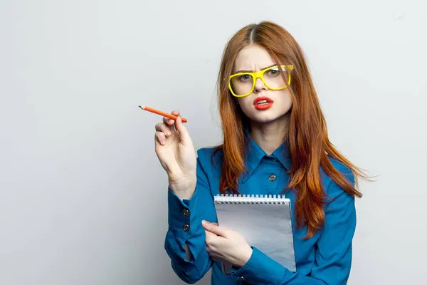 Secrétaire femme avec des lunettes jaunes carnet de travail officiel — Photo