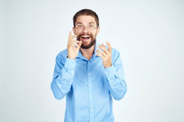 Ofis ışığı arka planında gözlük takan yönetici