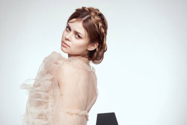 Güzel kadın saç stili eğlence kozmetik moda izole edilmiş arka plan