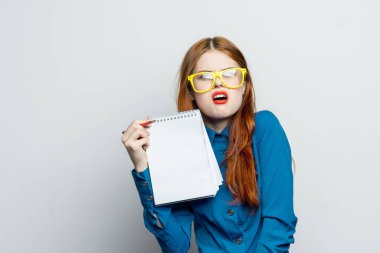 Sarı gözlüklü kadın sekreter not defteri görevlisi.