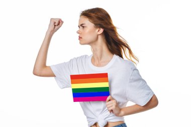 Beyaz tişört giyen kadın lgbt bayrak mucidi topluluğu