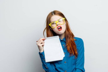 Sarı gözlüklü kadın sekreter not defteri görevlisi.