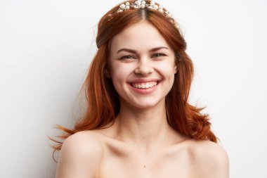 Çıplak omuzlu, neşeli bir kadın. Saç stili, göz alıcı.