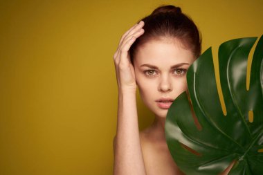 Güzel bir kadın. Çıplak omuzlar. Kırmızı dudaklar. Spa tedavileri.