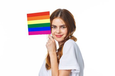 Beyaz tişört giyen kadın lgbt Flag transseksüel toplum protestosu