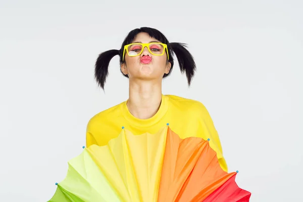 Vrouw met veelkleurige paraplu leuk poseren mode — Stockfoto