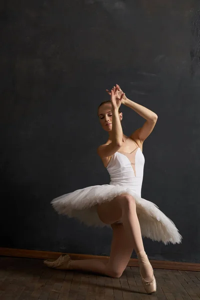 Mulher bailarina em branco tutu desempenho graça dança — Fotografia de Stock