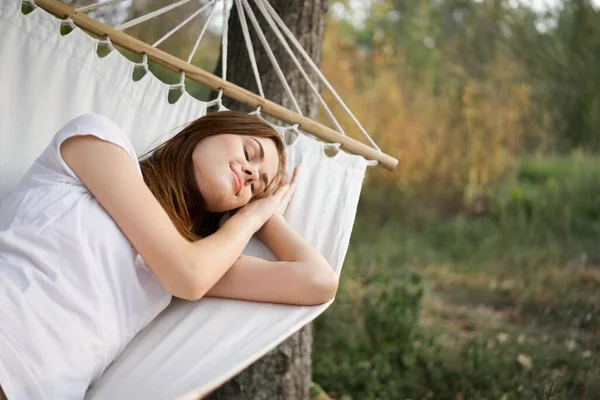 Kvinna sova utomhus frisk luft semester resa — Stockfoto