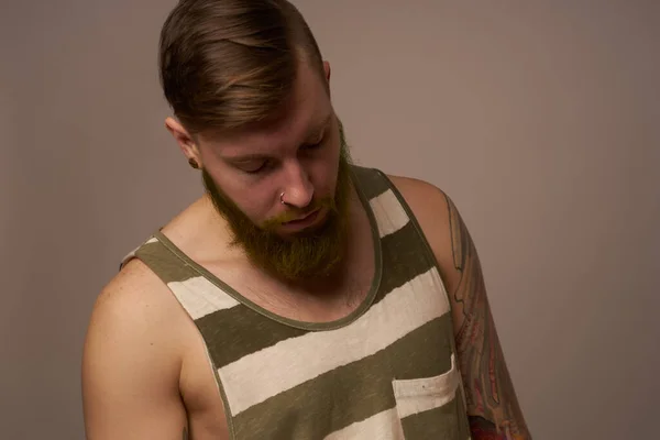Narodowy brodaty mężczyzna w pasiastych tatuażach hipsterskich na ramionach — Zdjęcie stockowe