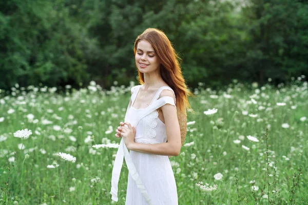 Kvinna i vit klänning blommor natur promenad charm — Stockfoto