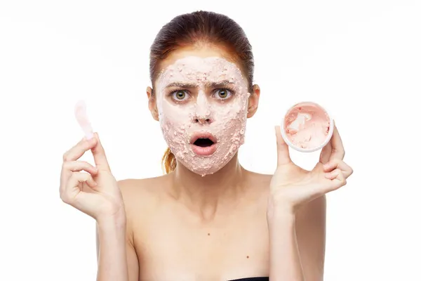 Γυναίκα με μάσκα προσώπου γυμνοί ώμοι καθαρή επιδερμίδα ομορφιά αναζωογόνησης — Φωτογραφία Αρχείου
