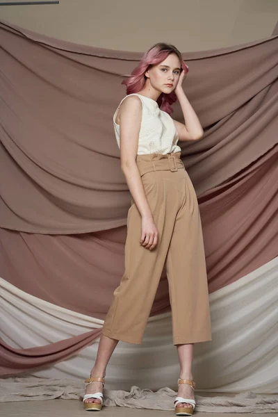 Csinos nő rózsaszín haj csillogás pózol luxus modell — Stock Fotó