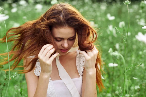 Glada kvinna natur blommor poserar frihet mode — Stockfoto