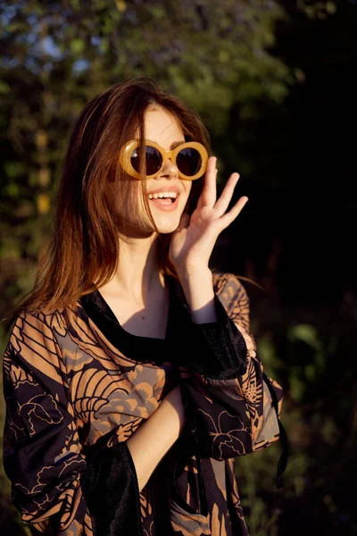 Pretty woman wearing sunglasses outdoors fashion nature — Stock Photo, Image