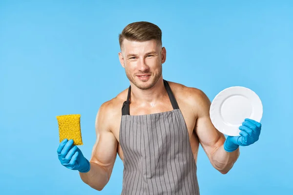Huishoudelijke houder in schorten afwassen schoonmaak service — Stockfoto