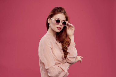 Neşeli bir kadın kozmetik çekiciliği sergiliyor.