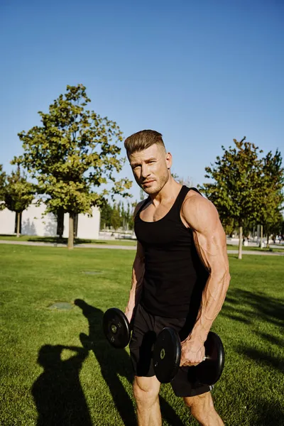 Hombre deportivo en camiseta negra en el estilo de vida de entrenamiento del parque —  Fotos de Stock