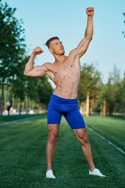 Hombre haciendo ejercicios en el parque inflado cuerpo —  Fotos de Stock