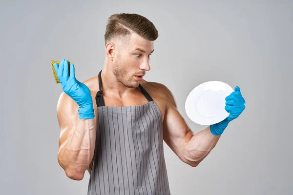 エプロンの洗濯皿掃除サービスの男 — ストック写真