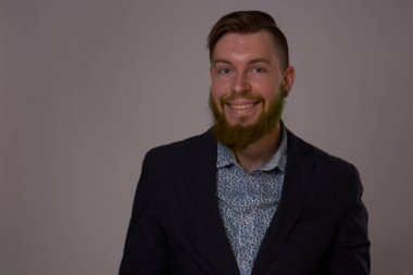 İş adamı özgüveni ofis memuru pozu