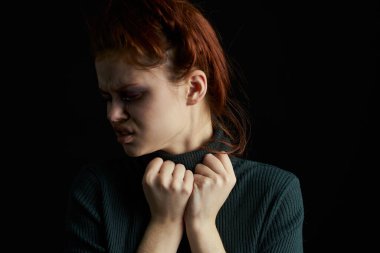 Gözü morarmış ağlayan kadın tacize uğramış.