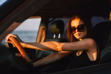 Moda seyahati pozu veren bir kadın.