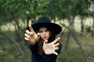 Cadılar Bayramı 'nda cadılar bayramı için ormanda poz veren cadı.