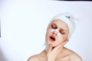 Bir kadın sağlık sorununun portresi Enjeksiyon ışığı arka planında