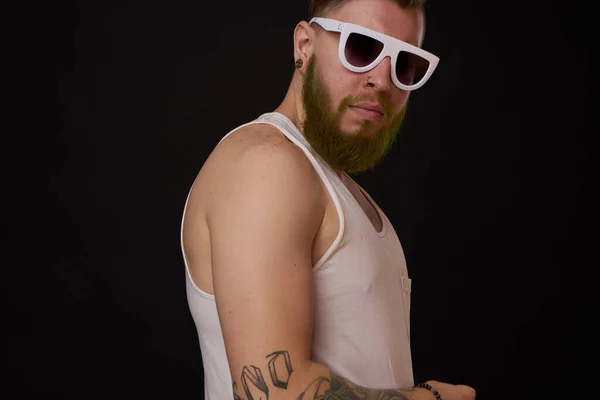 Бородатий чоловік мачо в білій футболці сонцезахисні окуляри модні татуювання — стокове фото