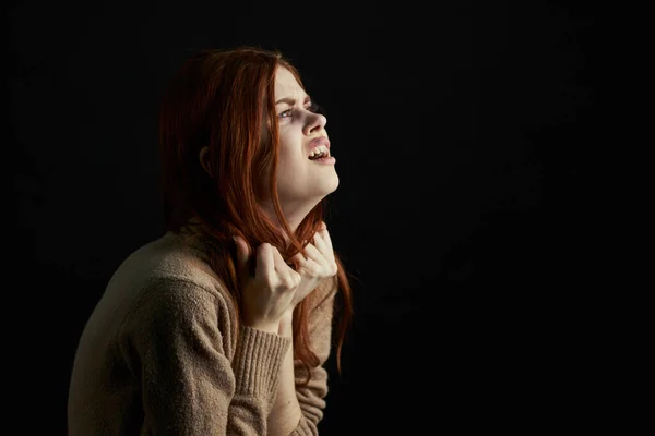 Mujer molesta llorando moretones bajo los ojos depresión fondo oscuro — Foto de Stock