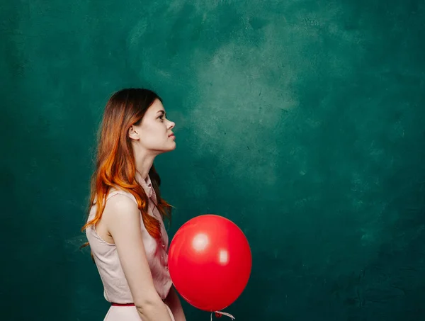 Bonita mulher no vestido vermelho balão férias verde fundo — Fotografia de Stock