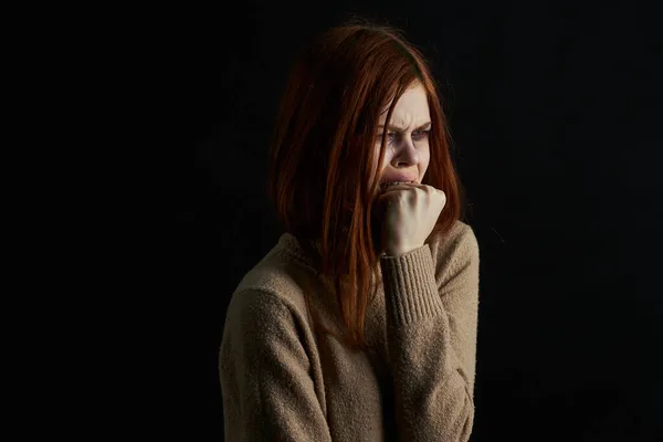 Напуганные женщины меняют проблему домашнего насилия — стоковое фото