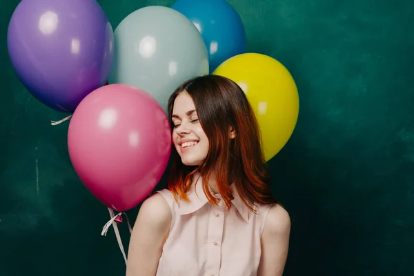 Mujer alegre con globos de colores diversión cumpleaños —  Fotos de Stock