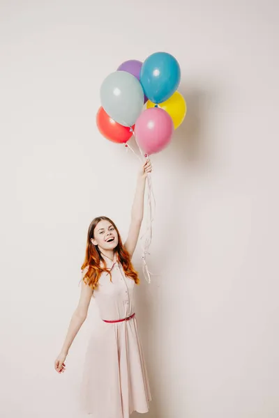 Mujer alegre en un vestido de globos de colores — Foto de Stock