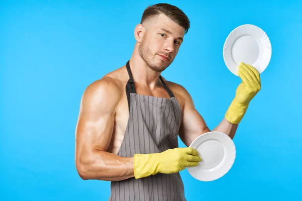 Um homem de borracha luvas amarelas com uma placa em suas mãos lavar pratos serviço — Fotografia de Stock