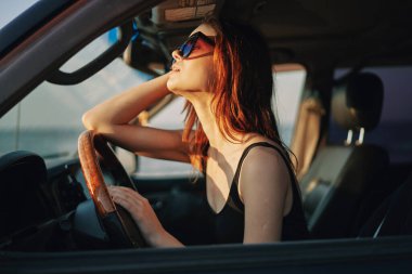 Moda seyahati pozu veren bir kadın.