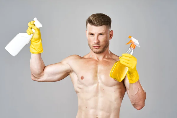 Man met opgepompt gespierd lichaam wasmiddel rubber service handschoenen — Stockfoto
