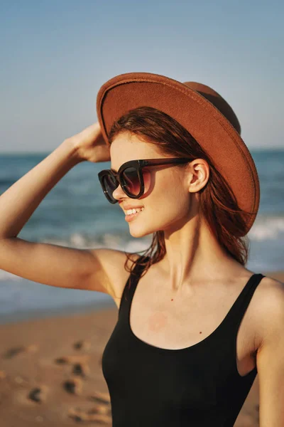 Fröhliche Frau mit Sonnenbrille Sandküstenlandschaft Sonne — Stockfoto