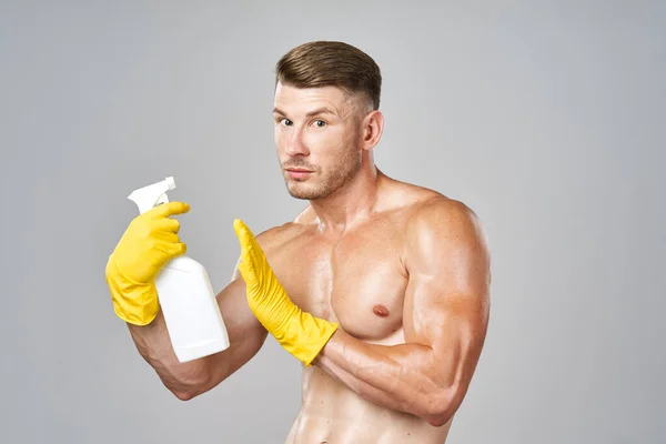 Homem com músculos bombeados detergente posando limpeza — Fotografia de Stock