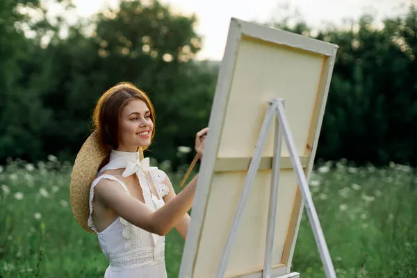 Beyaz elbiseli bir kadın açık hava hobisi yaratıyor. — Stok fotoğraf