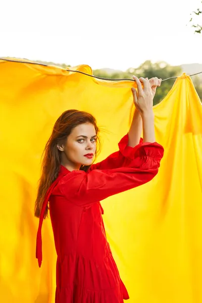 Vacker kvinna natur gul duk frisk luft glamour — Stockfoto