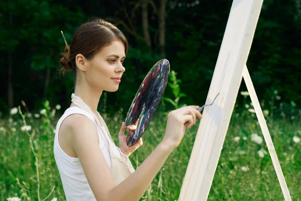 Mulher de vestido branco com paleta de tintas sobre desenho de arte da natureza — Fotografia de Stock