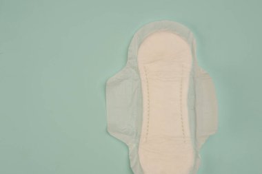 Kadın pedleri iç çamaşırı hijyen koruma ilacı mavi arka plan