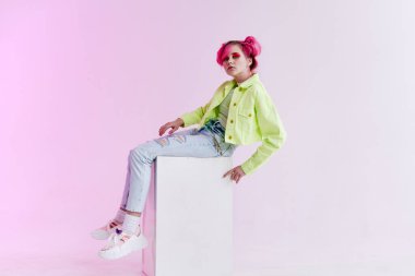 Neşeli kadın, parlak makyaj, afiş tarzı kıyafetler.