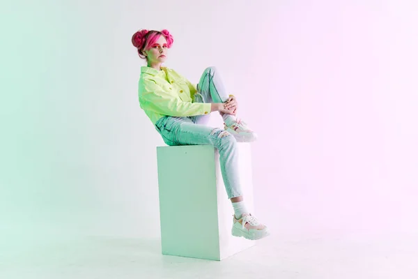 Μοντέρνα γυναίκα ροζ μαλλιά ποζάροντας ρούχα μόδας lifestyle διασκεδαστικό σχεδιασμό — Φωτογραφία Αρχείου
