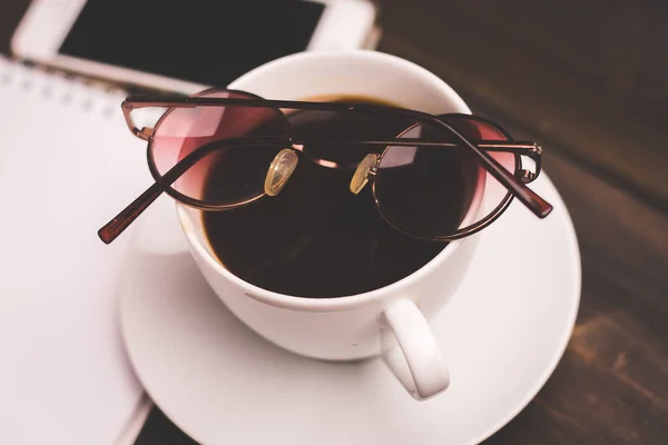 Café Bebida taza bloc de notas con accesorios de la pluma —  Fotos de Stock